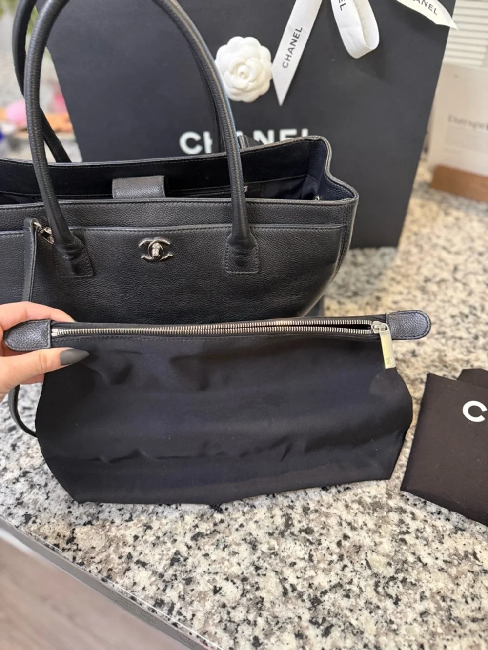 CHANEL Medium Executive Cerf Tote shopper caviar leather - Picture 7 of 16